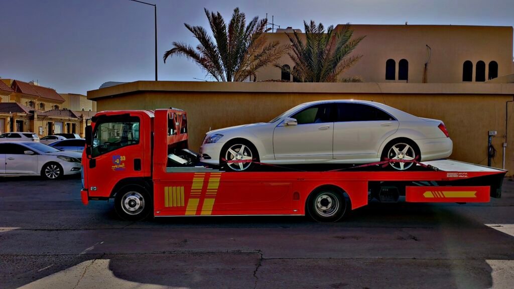 سطحة لنقل السيارات في الرياض – خدمة 24 ساعة لجميع أحياء الرياض، سطحة هيدروليك وعادية، نقل داخل وخارج المدينة."